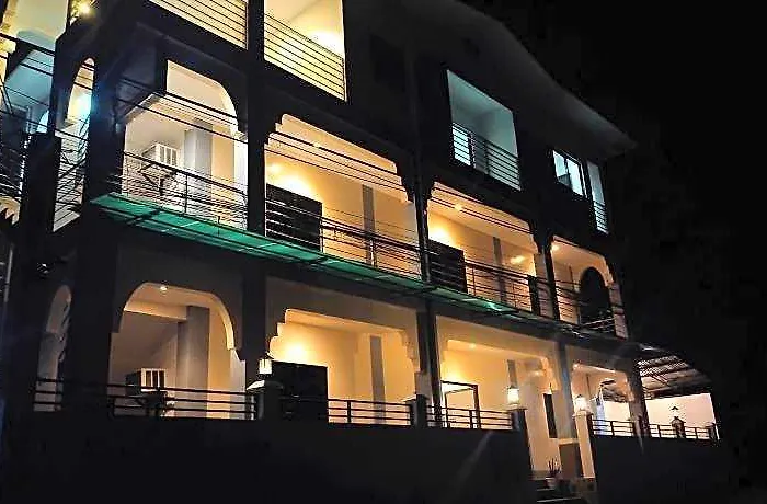 Oyo 781 Junie House ホテル モアルボアル